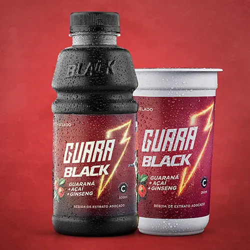 Fotografia de produto para a Guara Black com garrafa e copo do produto